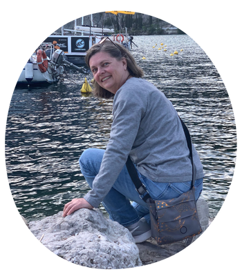 Karin, am Wasser knieend
